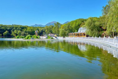 Zheleznovodsk. Şehir parkı. Park Gölü. Peyzaj tasarımı
