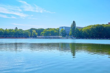Zheleznovodsk. Şehir parkı. Park Gölü. Peyzaj tasarımı