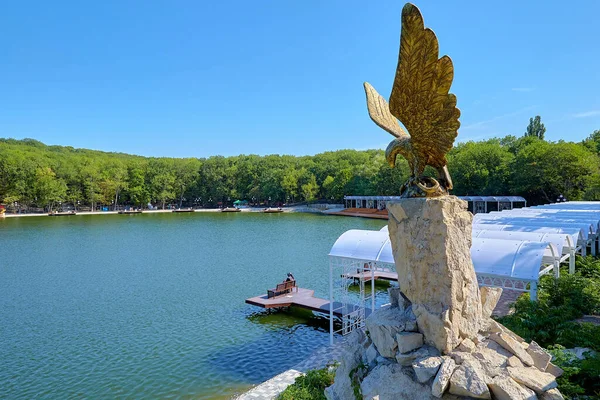 Zheleznovodsk Stadsparken Parkera Sjön Bronsörn — Stockfoto