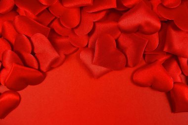           Sevgililer Günü konsepti. Romantik arka plan, kırmızı arkaplanda kırmızı kalpler, kopyalama alanı     