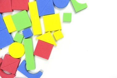          Renkli bir çocuk inşaatçısının detayları, anaokulları için eğitici bir oyun. Renkli oyuncaklar, kopyalama alanı            