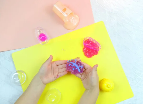 Çocuk Elleri Neon Sümük Sarı Arkaplan — Stok fotoğraf