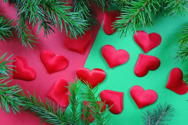 Природні Гілки Ялинки Червоні Серця Червоно Зеленому Тлі Різдвяна Листівка — стокове фото