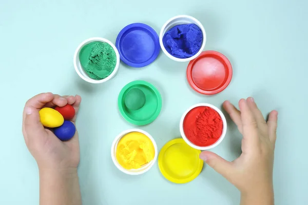 Barevná Hmota Pro Modelování Dětské Kreativity Vícebarevné Kuličky Dětské Ruce — Stock fotografie