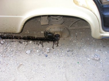 Araba kazası tekeri düşmüş, paslanmış merkez ve fren yağı sızmış.