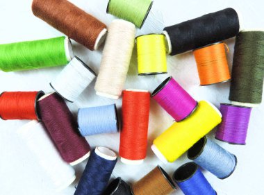 Beyaz arkaplan üzerindeki ipliklerle kompozisyon