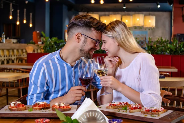 Glückliches Junges Romantisches Paar Prostet Mit Weingläsern Beim Abendessen Einem — Stockfoto
