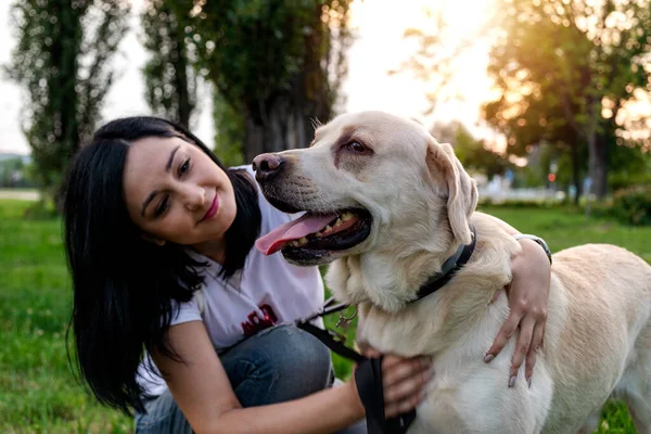 Belle Jeune Femme Profitant Temps Avec Son Meilleur Ami Labrador — Photo