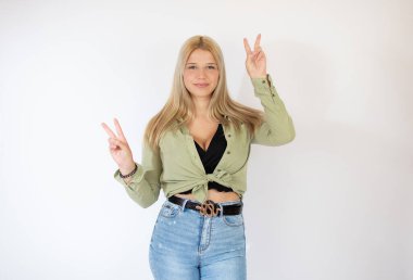 Güzel sarışın kız parmak hareketi yapıyor.