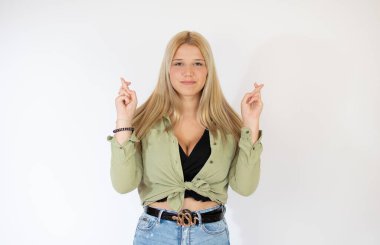 Yeşil bluzlu sarışın kız, şans diliyor.