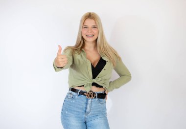 Sarışın kız parmak hareketi yapıyor.