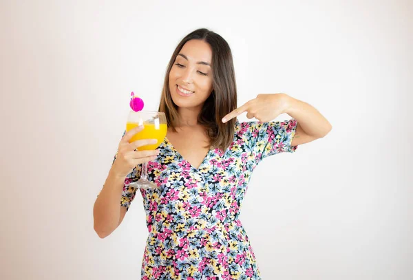 Jolie Femme Robe Colorée Avec Cocktail — Photo