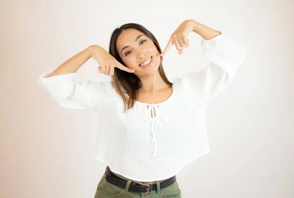 Beautiful Young Woman White Shirt Gesturing — Stock Photo, Image