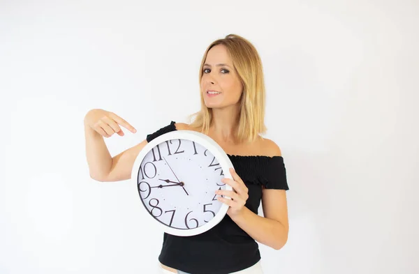 Hermosa Mujer Con Camisa Negra Mostrando Reloj — Foto de Stock