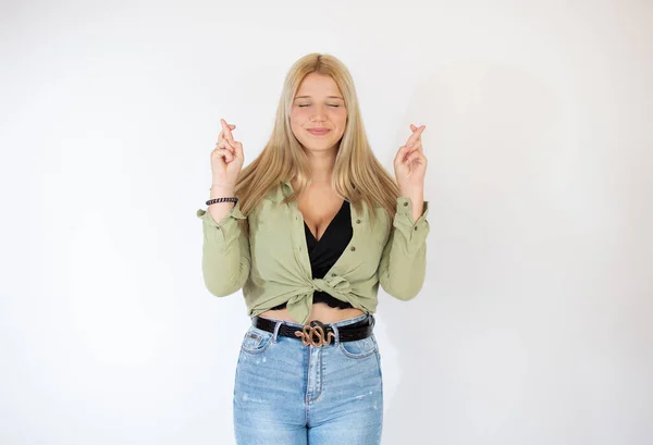 Blond Flicka Grön Blus Med Fingrarna Korsade — Stockfoto