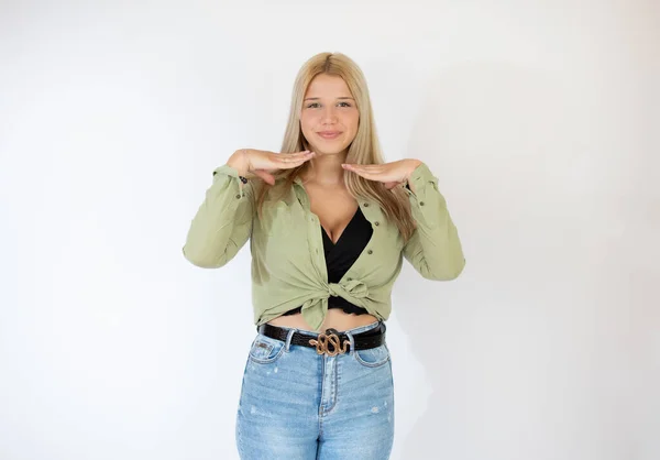 Schöne Blonde Mädchen Macht Eine Lustige Geste — Stockfoto