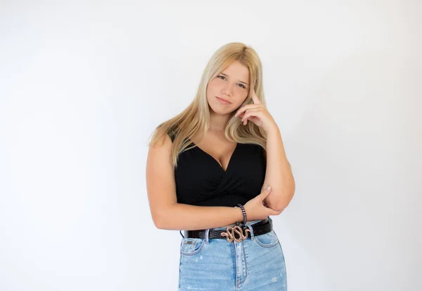 Vacker Blond Flicka Svart Skjorta Med Omtänksam Gest — Stockfoto