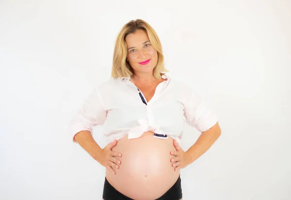 Hezká Těhotná Žena Růžovou Halenkou Úsměvem — Stock fotografie