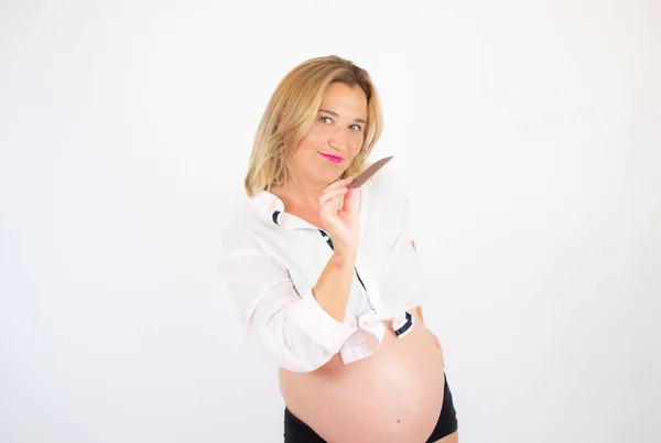 Hübsche Schwangere Frau Mit Rosa Bluse Lächelt — Stockfoto