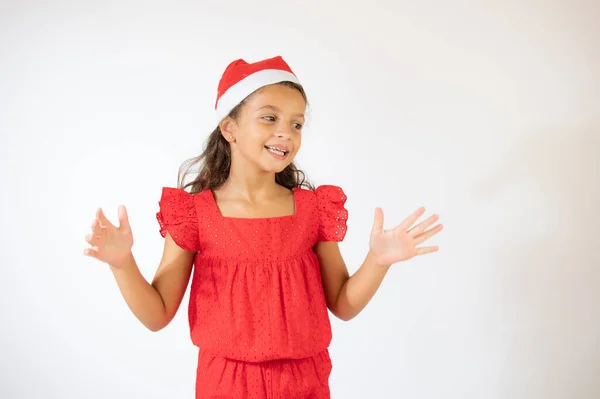 Schöne Mädchen Roten Kleid Mit Weihnachtsmütze Lächelnd — Stockfoto