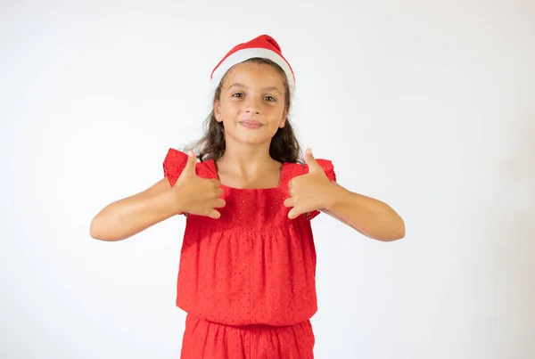 Schöne Mädchen Roten Kleid Mit Weihnachtsmütze Lächelnd — Stockfoto