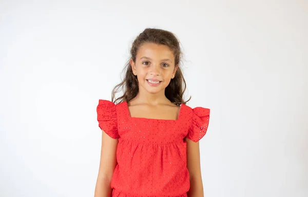 Menina Bonita Vestido Vermelho Fundo Branco Sorrindo — Fotografia de Stock