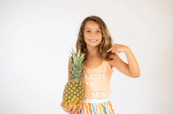 Mooi Meisje Met Een Ananas Witte Achtergrond — Stockfoto