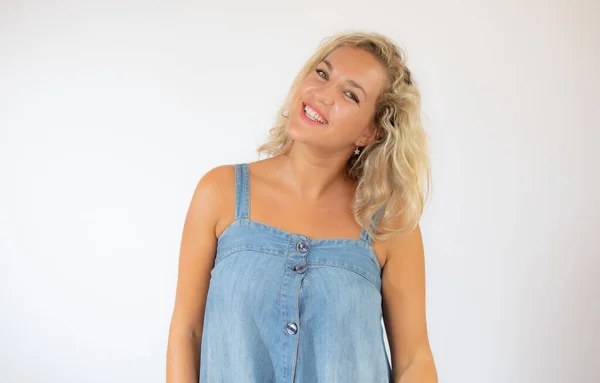 Mooie Blonde Vrouw Blauwe Jurk Glimlachen — Stockfoto