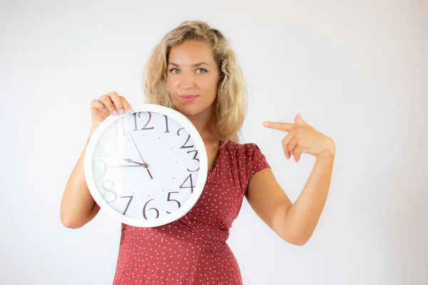 Mujer Rubia Bastante Sonriente Vestido Rojo Mostrando Gran Reloj — Foto de Stock