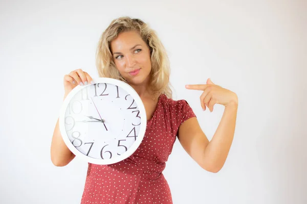 Mujer Rubia Bastante Sonriente Vestido Rojo Mostrando Gran Reloj — Foto de Stock