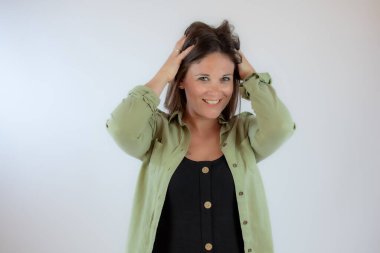 Yeşil bluzlu kadın çığlık atıyor.