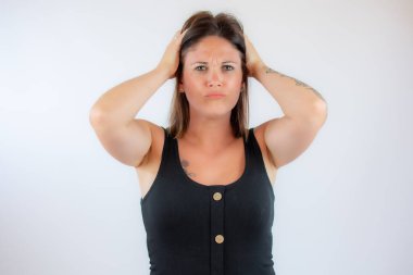 Siyah gömlekli güzel bir kadın şüpheli bir jest yapıyor.