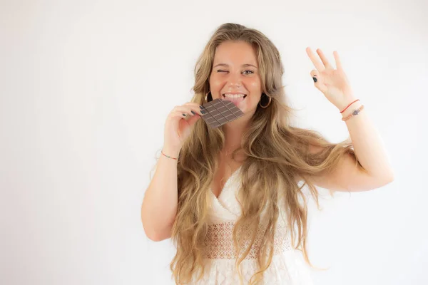 Blond Flicka Vit Klänning Äter Choklad — Stockfoto