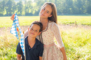 Doğada bayrağı olan iki güzel genç Bavyera