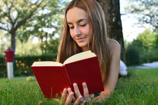 Gyönyörű Lány Olvas Egy Könyvet Természetben — Stock Fotó