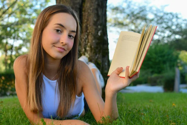 Fehér Inges Lány Könyvet Olvas Természetben — Stock Fotó