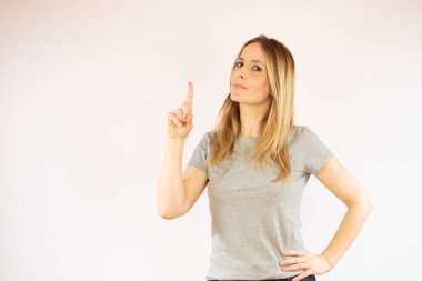 Gri gömlekli genç kadın parmağını kaldırdı.