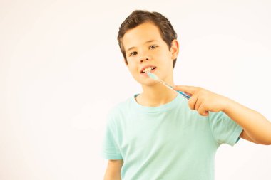 Diş fırçası olan yakışıklı bir çocuk.