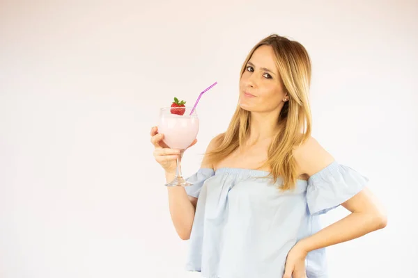 Schöne Frau Trinkt Einen Erdbeer Smoothie — Stockfoto