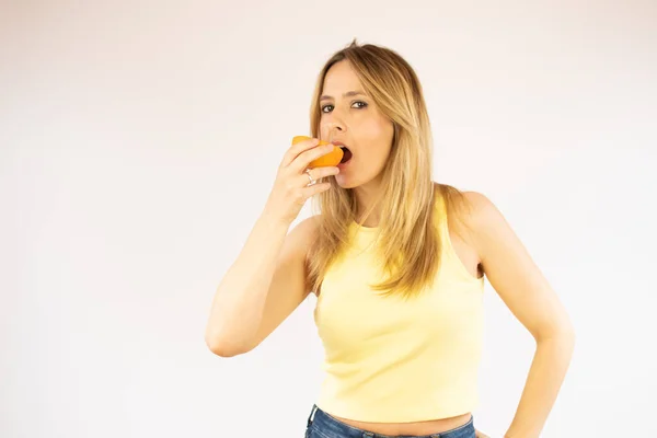 Hermosa Mujer Comiendo Una Naranja — Foto de Stock