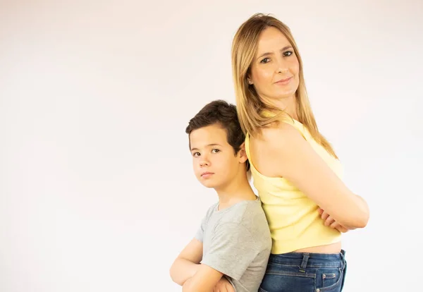 Sorrindo Mãe Filho Juntos Volta Para Trás — Fotografia de Stock