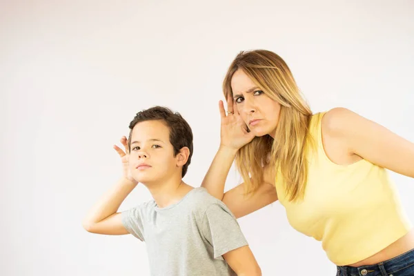 Madre Hijo Haciendo Gesto Escucha — Foto de Stock