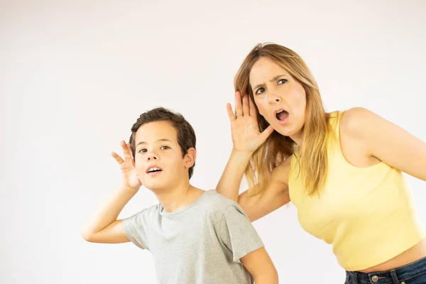 Mãe Filho Fazendo Gesto Escuta — Fotografia de Stock