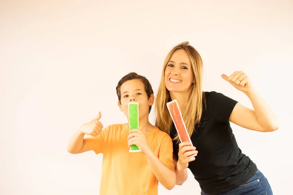 Sonriente Madre Hijo Comiendo Hielo — Foto de Stock