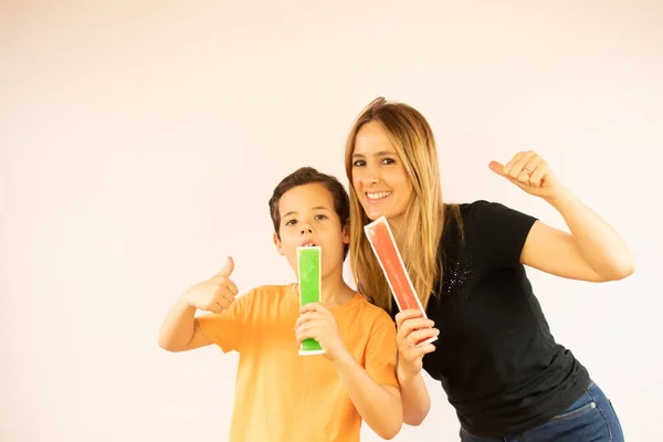 Sonriente Madre Hijo Comiendo Hielo — Foto de Stock