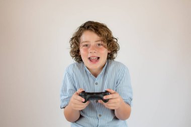 Konsolun komutasındaki çocuk gülümsüyor.