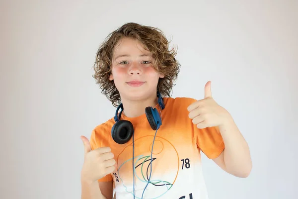 Niño Camisa Naranja Con Cascos Alrededor Cuello — Foto de Stock