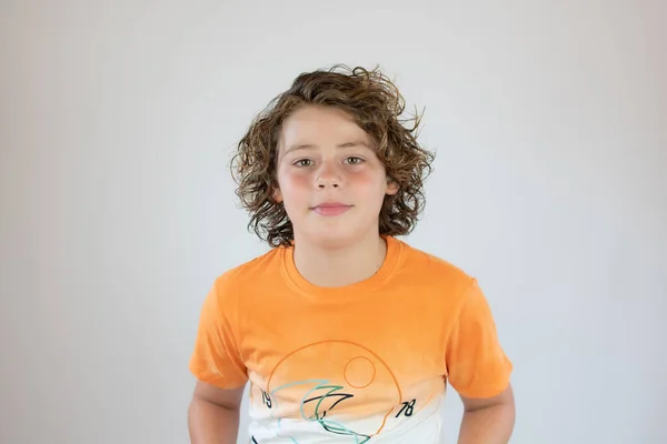 Portret Van Een Lachende Jongen Met Een Krullend Haar — Stockfoto