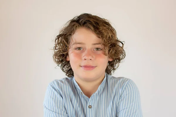 Portret Van Een Lachende Jongen Met Een Krullend Haar — Stockfoto