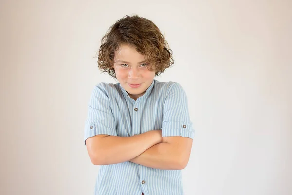 Pojke Med Blå Skjorta Med Armarna Korsade — Stockfoto